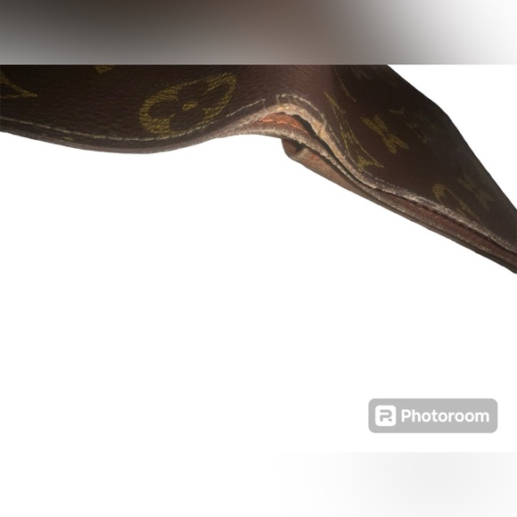 Louis Vuitton Men’s Monogram Bi-Fold Wallet - Picture 12 of 16